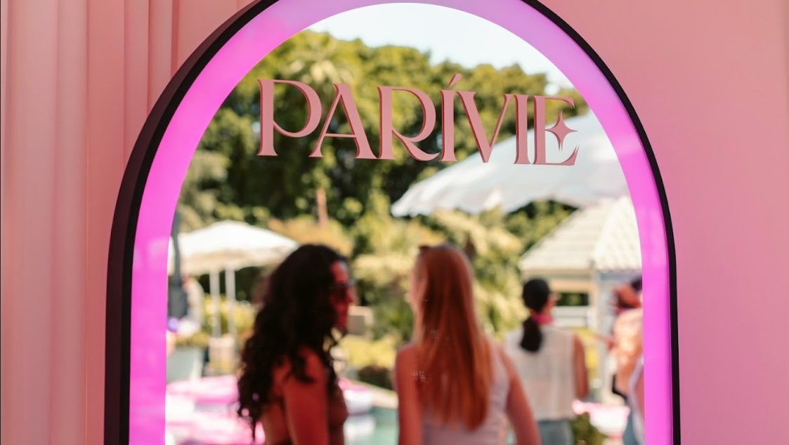 Paris Hilton’s Coachella Beauty Secret: The Smart Mirror You Need to Know About